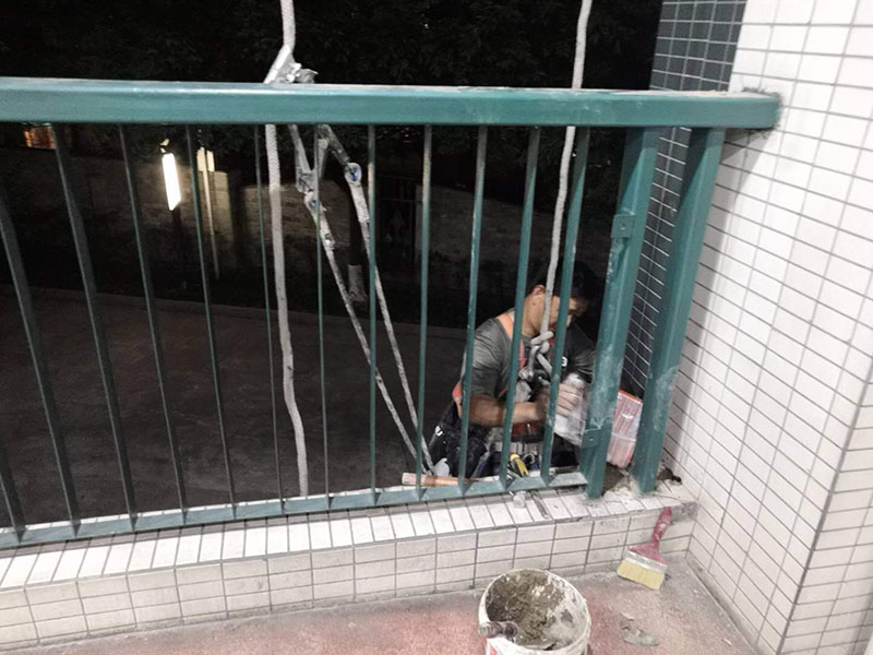 外墻欄桿瓷磚修補：把需要修補的瓷磚或者其他陶瓷產(chǎn)品清洗干凈，把里面的油污、粉塵等污染物清洗干凈。選擇與瓷磚顏色相近的瓷磚修補劑，A、B組份按照1:1的比例取出，放入平面或者容器里面充分混合攪拌均勻，然后靜置幾分鐘。把美紋紙貼在需要修補的部位邊緣處，以防止瓷磚修補劑弄到其他部位攪拌均勻后的瓷磚修補劑可操作時間大概為30分鐘，30分鐘內(nèi)用刮片將瓷磚修補劑均勻的涂抹在破損的部位，用刮片把表面的瓷磚修補劑刮平，然后撕掉周圍的美紋紙。