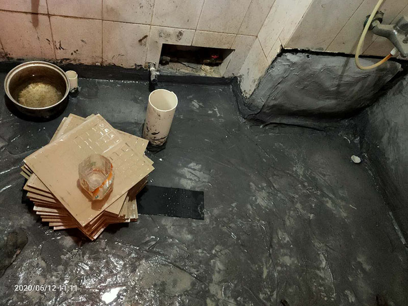 廁所貼磚維修：最重要的地方就是基層找平。其實不管怎么貼，墻面找平都是少不了的。畢竟不平的墻面，會影響后續(xù)的施工，而且鋪設好的瓷磚在使用一段時間過后，出現(xiàn)開裂的情況。在找平的時候，有突起的部分，要進行打磨一直到平整為止。如有裂縫、孔洞還可以進行修補。 在墻面修補平整之后，就可以開始粘貼瓷磚了。但是在施工前，一定要做好輔助線。不管是墻面還是地面的施工，都要打好輔助線，才能進行瓷磚的鋪設。尤其是對于沒有經(jīng)驗的新手，有輔助線作為參考，會鋪設的更為垂直、更為平整，鋪設的效果，會大大的增加哦！ 可以開始鋪設瓷磚了，但是要注意鋪設的平整。如果是墻面的鋪設，那么就要從下往上施工，在瓷磚的背面，抹上攪拌好的泥漿，粘貼在墻面上，然后用膠錘或者鏟柄敲打，這樣會粘合的更牢靠一些。只要按照第一塊往上排即可，但是要注意參考輔助線，不要出現(xiàn)扭曲的情況。