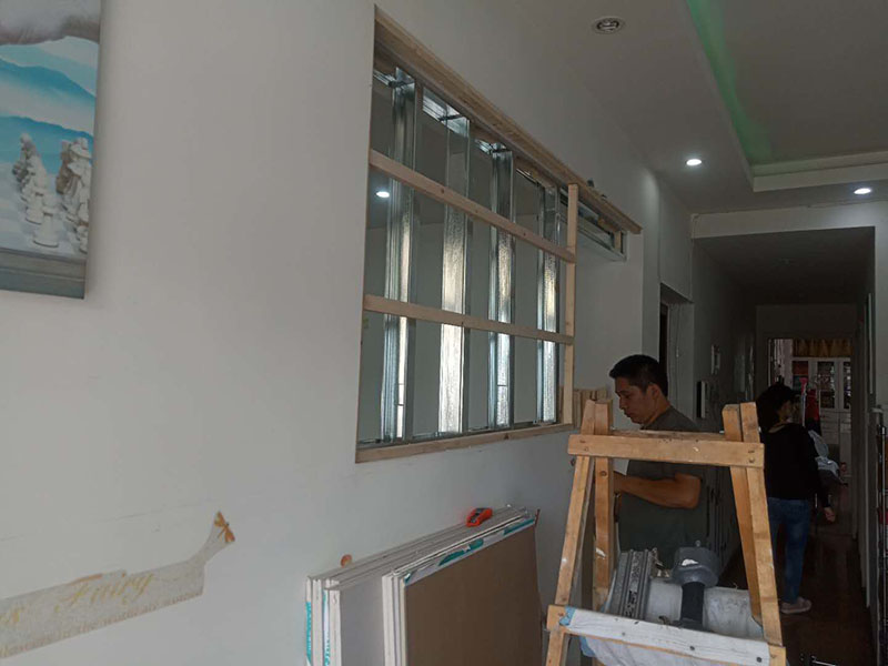 客廳隔斷安裝：注意龍骨架的穩(wěn)固，一般要加設龍骨架，滿足重物的需求，在龍骨架固定前要涂刷防火防腐涂料，一是為了防火防腐，二是為了完全遮掩龍骨；木方花格隔斷端部的石膏板與周圍的墻體或者是柱子應留3-5mm的槽口，施工時先在槽口處加注嵌縫膏，然后鋪板，擠壓嵌縫膏使其和鄰近表層緊緊接觸，以防出現(xiàn)后期的不密合現(xiàn)象。