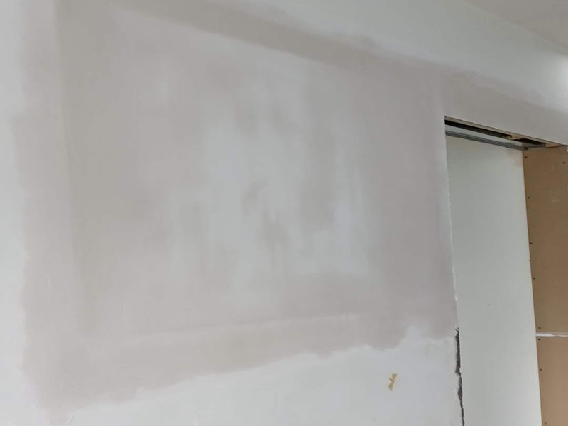 客廳隔斷安裝：注意龍骨架的穩(wěn)固，一般要加設龍骨架，滿足重物的需求，在龍骨架固定前要涂刷防火防腐涂料，一是為了防火防腐，二是為了完全遮掩龍骨；木方花格隔斷端部的石膏板與周圍的墻體或者是柱子應留3-5mm的槽口，施工時先在槽口處加注嵌縫膏，然后鋪板，擠壓嵌縫膏使其和鄰近表層緊緊接觸，以防出現(xiàn)后期的不密合現(xiàn)象。