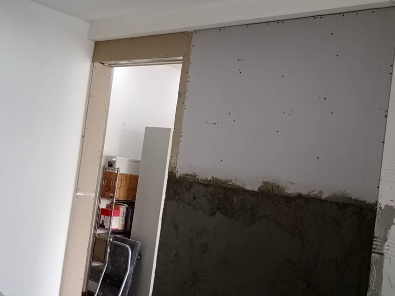 客廳隔斷安裝：注意龍骨架的穩(wěn)固，一般要加設龍骨架，滿足重物的需求，在龍骨架固定前要涂刷防火防腐涂料，一是為了防火防腐，二是為了完全遮掩龍骨；木方花格隔斷端部的石膏板與周圍的墻體或者是柱子應留3-5mm的槽口，施工時先在槽口處加注嵌縫膏，然后鋪板，擠壓嵌縫膏使其和鄰近表層緊緊接觸，以防出現(xiàn)后期的不密合現(xiàn)象。