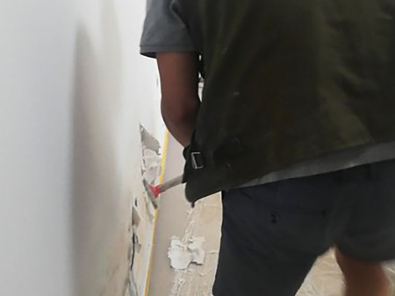 墻面脫皮翻新：先用鏟子把墻面因潮濕起皮的墻面至水泥層，清理施工面污物，粉塵等，保持干凈干燥。之后用隔離劑涂刷于水泥面2-3遍，每遍間隔3小時左右，隔離劑可以起到防潮防堿的效果，防止后續(xù)再出現潮濕起堿問題。隔天干后使用耐水膩子膏把墻面修補完整，4-6小時表干后，用砂紙把墻面打磨平整。待隔天膩子膏干后，清理表面粉塵，涂刷乳膠漆2-3遍，每遍間隔3小時左右，涂刷乳膠漆是為了使墻面平整，美白，沒有粉塵效果。