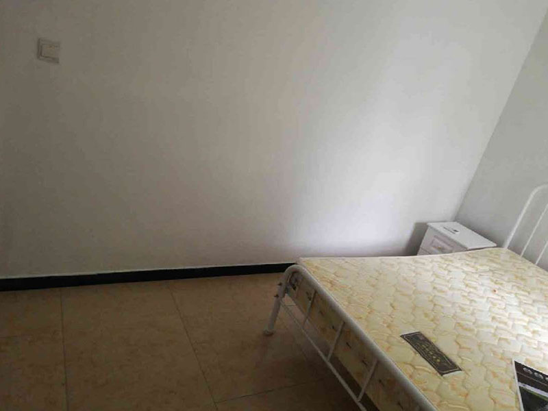 墻面脫皮翻新：先用鏟子把墻面因潮濕起皮的墻面至水泥層，清理施工面污物，粉塵等，保持干凈干燥。之后用隔離劑涂刷于水泥面2-3遍，每遍間隔3小時左右，隔離劑可以起到防潮防堿的效果，防止后續(xù)再出現潮濕起堿問題。隔天干后使用耐水膩子膏把墻面修補完整，4-6小時表干后，用砂紙把墻面打磨平整。待隔天膩子膏干后，清理表面粉塵，涂刷乳膠漆2-3遍，每遍間隔3小時左右，涂刷乳膠漆是為了使墻面平整，美白，沒有粉塵效果。