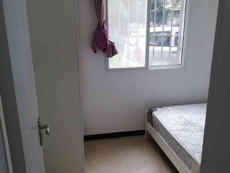 墻面脫皮翻新：先用鏟子把墻面因潮濕起皮的墻面至水泥層，清理施工面污物，粉塵等，保持干凈干燥。之后用隔離劑涂刷于水泥面2-3遍，每遍間隔3小時左右，隔離劑可以起到防潮防堿的效果，防止后續(xù)再出現潮濕起堿問題。隔天干后使用耐水膩子膏把墻面修補完整，4-6小時表干后，用砂紙把墻面打磨平整。待隔天膩子膏干后，清理表面粉塵，涂刷乳膠漆2-3遍，每遍間隔3小時左右，涂刷乳膠漆是為了使墻面平整，美白，沒有粉塵效果。