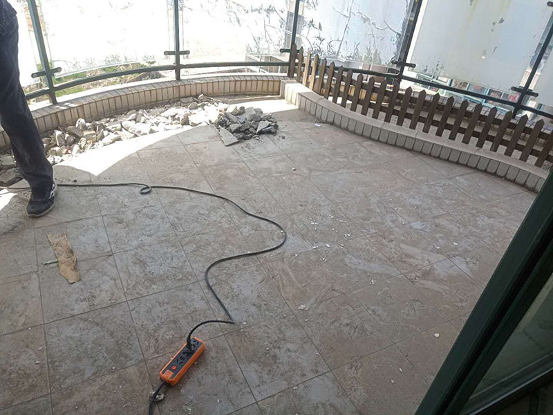 陽(yáng)臺(tái)瓷磚拆除重鋪：準(zhǔn)備粘結(jié)劑前，瓷磚不應(yīng)浸水，但要用鋼絲刷除去磚背面的松散物質(zhì)，并用濕布抹去磚背的浮塵。然后按照生產(chǎn)商建議的比例將水或乳液放到攪拌桶中攪拌直至粘結(jié)劑均勻無(wú)結(jié)塊。 在鋪壓瓷磚前，在瓷磚背面也批一薄層粘結(jié)劑。這種雙批法雖然用的材料和工時(shí)比較多，但卻能夠保證粘貼的質(zhì)量和耐久性。 在粘結(jié)劑量置晾時(shí)間內(nèi)，將準(zhǔn)備好的瓷磚鋪壓到位，垂直于梳理方向輕微搓動(dòng)以排出磚下的空氣。鋪貼到位后用橡皮錘輕擊，用尺寸合適的十字定位架來(lái)調(diào)整表面平整度及接縫的平直。 鋪設(shè)好的磚面應(yīng)該及時(shí)清理干凈，特別是去除殘留其上的粘結(jié)劑。合格的粘結(jié)劑干硬后即使在陶瓷磚面上也不易被清除掉。清理好的瓷磚面應(yīng)該立即擺放標(biāo)識(shí)進(jìn)行隔離，避免污染或擾動(dòng)，直到下一個(gè)填縫工序。