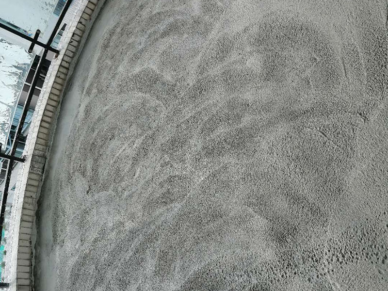 陽(yáng)臺(tái)瓷磚拆除重鋪：準(zhǔn)備粘結(jié)劑前，瓷磚不應(yīng)浸水，但要用鋼絲刷除去磚背面的松散物質(zhì)，并用濕布抹去磚背的浮塵。然后按照生產(chǎn)商建議的比例將水或乳液放到攪拌桶中攪拌直至粘結(jié)劑均勻無(wú)結(jié)塊。 在鋪壓瓷磚前，在瓷磚背面也批一薄層粘結(jié)劑。這種雙批法雖然用的材料和工時(shí)比較多，但卻能夠保證粘貼的質(zhì)量和耐久性。 在粘結(jié)劑量置晾時(shí)間內(nèi)，將準(zhǔn)備好的瓷磚鋪壓到位，垂直于梳理方向輕微搓動(dòng)以排出磚下的空氣。鋪貼到位后用橡皮錘輕擊，用尺寸合適的十字定位架來(lái)調(diào)整表面平整度及接縫的平直。 鋪設(shè)好的磚面應(yīng)該及時(shí)清理干凈，特別是去除殘留其上的粘結(jié)劑。合格的粘結(jié)劑干硬后即使在陶瓷磚面上也不易被清除掉。清理好的瓷磚面應(yīng)該立即擺放標(biāo)識(shí)進(jìn)行隔離，避免污染或擾動(dòng)，直到下一個(gè)填縫工序。