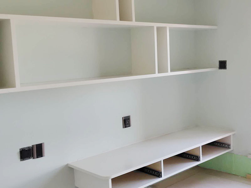 次臥榻榻米拆除：首先檢查榻榻米安裝是氣釘還是自攻釘加鎖扣的組合。其次準備好工具進行拆除，順序安裝由上至下，由左及右順序拆卸。它在安裝的時候就是比較麻煩，我們得找專人的師傅進行安裝又會讓我們多花費比較多的人工費用。 先將榻榻米的卡扣找到，而后進行一些卡扣的拆除操作，就能夠讓榻榻米完整的取下來，拆除中不能強行去操作，一定要迎合著卡扣情況走。