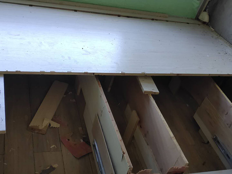 次臥榻榻米拆除：首先檢查榻榻米安裝是氣釘還是自攻釘加鎖扣的組合。其次準備好工具進行拆除，順序安裝由上至下，由左及右順序拆卸。它在安裝的時候就是比較麻煩，我們得找專人的師傅進行安裝又會讓我們多花費比較多的人工費用。 先將榻榻米的卡扣找到，而后進行一些卡扣的拆除操作，就能夠讓榻榻米完整的取下來，拆除中不能強行去操作，一定要迎合著卡扣情況走。