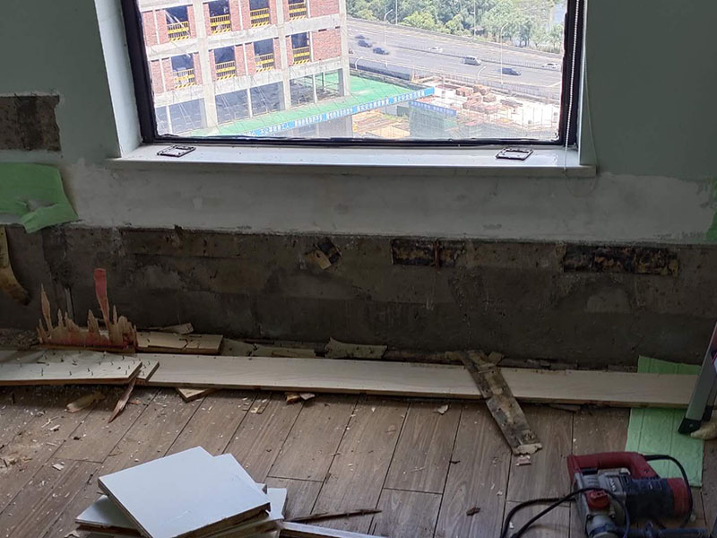 次臥榻榻米拆除：首先檢查榻榻米安裝是氣釘還是自攻釘加鎖扣的組合。其次準備好工具進行拆除，順序安裝由上至下，由左及右順序拆卸。它在安裝的時候就是比較麻煩，我們得找專人的師傅進行安裝又會讓我們多花費比較多的人工費用。 先將榻榻米的卡扣找到，而后進行一些卡扣的拆除操作，就能夠讓榻榻米完整的取下來，拆除中不能強行去操作，一定要迎合著卡扣情況走。