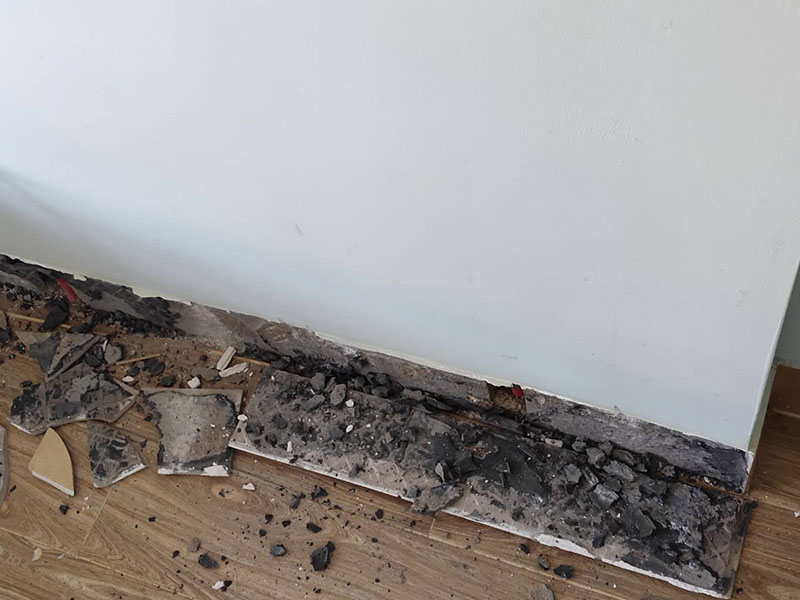 次臥榻榻米拆除：首先檢查榻榻米安裝是氣釘還是自攻釘加鎖扣的組合。其次準備好工具進行拆除，順序安裝由上至下，由左及右順序拆卸。它在安裝的時候就是比較麻煩，我們得找專人的師傅進行安裝又會讓我們多花費比較多的人工費用。 先將榻榻米的卡扣找到，而后進行一些卡扣的拆除操作，就能夠讓榻榻米完整的取下來，拆除中不能強行去操作，一定要迎合著卡扣情況走。