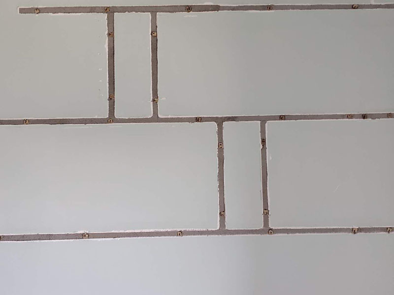 次臥榻榻米拆除：首先檢查榻榻米安裝是氣釘還是自攻釘加鎖扣的組合。其次準備好工具進行拆除，順序安裝由上至下，由左及右順序拆卸。它在安裝的時候就是比較麻煩，我們得找專人的師傅進行安裝又會讓我們多花費比較多的人工費用。 先將榻榻米的卡扣找到，而后進行一些卡扣的拆除操作，就能夠讓榻榻米完整的取下來，拆除中不能強行去操作，一定要迎合著卡扣情況走。