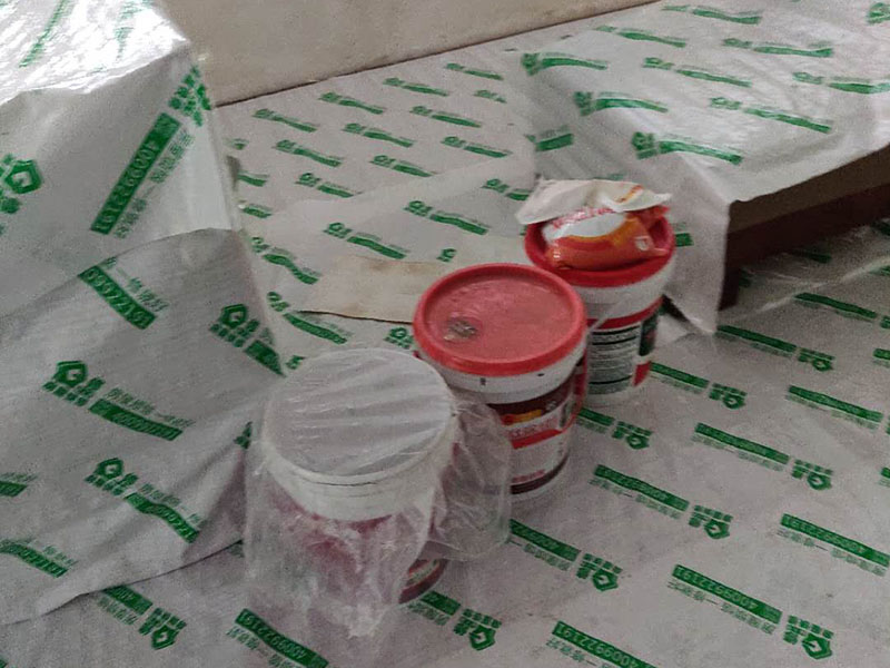 全屋墻面翻新：舊墻的基本處理包括清理舊墻面原有的乳膠漆和膩?zhàn)訉拥溺P除、木裝修、其他表面裝飾物（如壁紙）的拆除，如果只是裝修了一兩年的墻面，墻面的膩?zhàn)涌梢圆挥苗P除，用鋼刷和砂紙打磨墻面后就可以重新涂刷乳膠漆，如果裝修時(shí)間較長(zhǎng)的就需要將膩?zhàn)訉隅P除后再進(jìn)行后續(xù)工序。切記舊墻面一定要進(jìn)行處理，不能直接涂刷，粉化嚴(yán)重的墻面要鏟除后，抹上一層白水泥，再進(jìn)行涂刷。 在墻面修補(bǔ)時(shí)，我們要盡量避免色差，因此要注意按照油漆桶的配比、涂刷，最好估算好用量。一次準(zhǔn)備好足夠的量，這樣才能保證墻面顏色的一致，也能避免用量不足重新調(diào)配出的顏色有差異。 墻面涂刷底漆的作用是抗堿防潮、封固基材、保護(hù)面漆，提高面漆的質(zhì)感和遮蓋力。如果沒(méi)有刷底漆就直接上面漆的話，時(shí)間一長(zhǎng)墻面就容易起泡、發(fā)霉，經(jīng)陽(yáng)光長(zhǎng)時(shí)間照射也會(huì)發(fā)生墻面變色的情況。