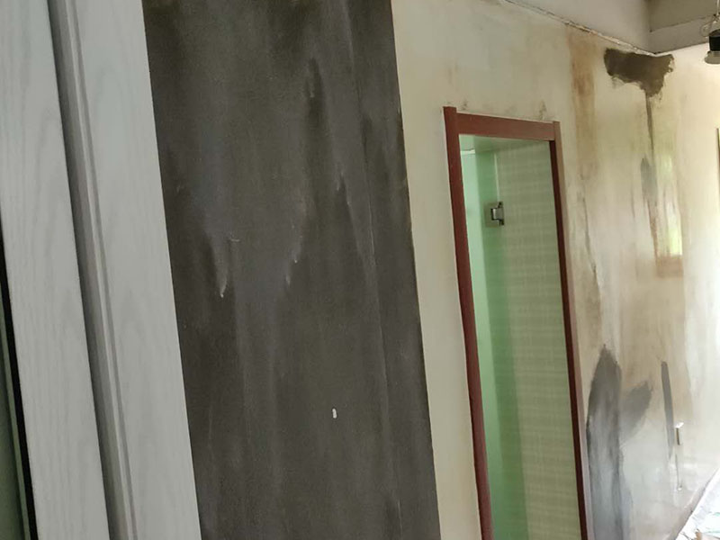 全屋墻面翻新：舊墻的基本處理包括清理舊墻面原有的乳膠漆和膩?zhàn)訉拥溺P除、木裝修、其他表面裝飾物（如壁紙）的拆除，如果只是裝修了一兩年的墻面，墻面的膩?zhàn)涌梢圆挥苗P除，用鋼刷和砂紙打磨墻面后就可以重新涂刷乳膠漆，如果裝修時(shí)間較長(zhǎng)的就需要將膩?zhàn)訉隅P除后再進(jìn)行后續(xù)工序。切記舊墻面一定要進(jìn)行處理，不能直接涂刷，粉化嚴(yán)重的墻面要鏟除后，抹上一層白水泥，再進(jìn)行涂刷。 在墻面修補(bǔ)時(shí)，我們要盡量避免色差，因此要注意按照油漆桶的配比、涂刷，最好估算好用量。一次準(zhǔn)備好足夠的量，這樣才能保證墻面顏色的一致，也能避免用量不足重新調(diào)配出的顏色有差異。 墻面涂刷底漆的作用是抗堿防潮、封固基材、保護(hù)面漆，提高面漆的質(zhì)感和遮蓋力。如果沒(méi)有刷底漆就直接上面漆的話，時(shí)間一長(zhǎng)墻面就容易起泡、發(fā)霉，經(jīng)陽(yáng)光長(zhǎng)時(shí)間照射也會(huì)發(fā)生墻面變色的情況。