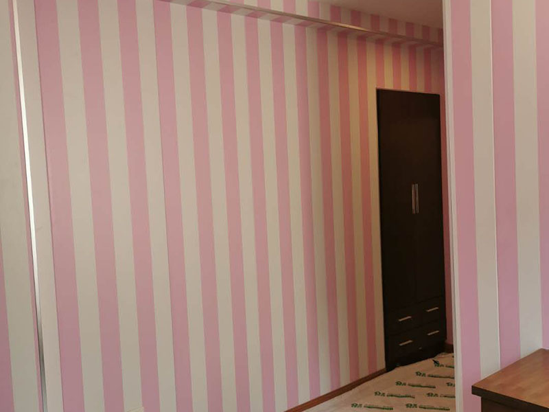 全屋墻面翻新：舊墻的基本處理包括清理舊墻面原有的乳膠漆和膩?zhàn)訉拥溺P除、木裝修、其他表面裝飾物（如壁紙）的拆除，如果只是裝修了一兩年的墻面，墻面的膩?zhàn)涌梢圆挥苗P除，用鋼刷和砂紙打磨墻面后就可以重新涂刷乳膠漆，如果裝修時(shí)間較長(zhǎng)的就需要將膩?zhàn)訉隅P除后再進(jìn)行后續(xù)工序。切記舊墻面一定要進(jìn)行處理，不能直接涂刷，粉化嚴(yán)重的墻面要鏟除后，抹上一層白水泥，再進(jìn)行涂刷。 在墻面修補(bǔ)時(shí)，我們要盡量避免色差，因此要注意按照油漆桶的配比、涂刷，最好估算好用量。一次準(zhǔn)備好足夠的量，這樣才能保證墻面顏色的一致，也能避免用量不足重新調(diào)配出的顏色有差異。 墻面涂刷底漆的作用是抗堿防潮、封固基材、保護(hù)面漆，提高面漆的質(zhì)感和遮蓋力。如果沒(méi)有刷底漆就直接上面漆的話，時(shí)間一長(zhǎng)墻面就容易起泡、發(fā)霉，經(jīng)陽(yáng)光長(zhǎng)時(shí)間照射也會(huì)發(fā)生墻面變色的情況。