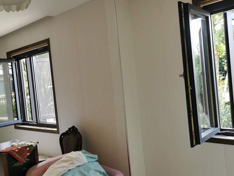 全屋墻面翻新：舊墻的基本處理包括清理舊墻面原有的乳膠漆和膩?zhàn)訉拥溺P除、木裝修、其他表面裝飾物（如壁紙）的拆除，如果只是裝修了一兩年的墻面，墻面的膩?zhàn)涌梢圆挥苗P除，用鋼刷和砂紙打磨墻面后就可以重新涂刷乳膠漆，如果裝修時(shí)間較長(zhǎng)的就需要將膩?zhàn)訉隅P除后再進(jìn)行后續(xù)工序。切記舊墻面一定要進(jìn)行處理，不能直接涂刷，粉化嚴(yán)重的墻面要鏟除后，抹上一層白水泥，再進(jìn)行涂刷。 在墻面修補(bǔ)時(shí)，我們要盡量避免色差，因此要注意按照油漆桶的配比、涂刷，最好估算好用量。一次準(zhǔn)備好足夠的量，這樣才能保證墻面顏色的一致，也能避免用量不足重新調(diào)配出的顏色有差異。 墻面涂刷底漆的作用是抗堿防潮、封固基材、保護(hù)面漆，提高面漆的質(zhì)感和遮蓋力。如果沒(méi)有刷底漆就直接上面漆的話，時(shí)間一長(zhǎng)墻面就容易起泡、發(fā)霉，經(jīng)陽(yáng)光長(zhǎng)時(shí)間照射也會(huì)發(fā)生墻面變色的情況。