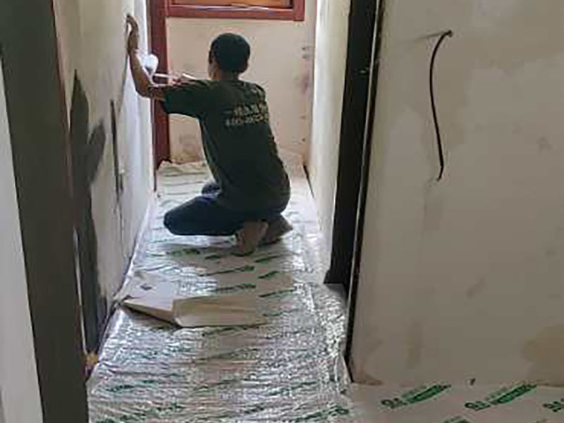 全屋墻面翻新：舊墻的基本處理包括清理舊墻面原有的乳膠漆和膩?zhàn)訉拥溺P除、木裝修、其他表面裝飾物（如壁紙）的拆除，如果只是裝修了一兩年的墻面，墻面的膩?zhàn)涌梢圆挥苗P除，用鋼刷和砂紙打磨墻面后就可以重新涂刷乳膠漆，如果裝修時(shí)間較長(zhǎng)的就需要將膩?zhàn)訉隅P除后再進(jìn)行后續(xù)工序。切記舊墻面一定要進(jìn)行處理，不能直接涂刷，粉化嚴(yán)重的墻面要鏟除后，抹上一層白水泥，再進(jìn)行涂刷。 在墻面修補(bǔ)時(shí)，我們要盡量避免色差，因此要注意按照油漆桶的配比、涂刷，最好估算好用量。一次準(zhǔn)備好足夠的量，這樣才能保證墻面顏色的一致，也能避免用量不足重新調(diào)配出的顏色有差異。 墻面涂刷底漆的作用是抗堿防潮、封固基材、保護(hù)面漆，提高面漆的質(zhì)感和遮蓋力。如果沒(méi)有刷底漆就直接上面漆的話，時(shí)間一長(zhǎng)墻面就容易起泡、發(fā)霉，經(jīng)陽(yáng)光長(zhǎng)時(shí)間照射也會(huì)發(fā)生墻面變色的情況。