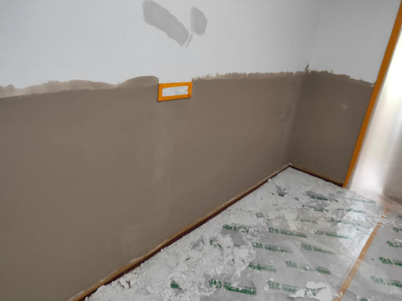 墻面局部修補：墻面修補，一定要做好基層的處理，如果您家是二次裝修墻面時，沒有將以前的老墻的墻皮鏟除干凈，或者是只鏟除了表層的膩子，那么修補墻面時，是會遺留下高低不平的部分墻皮的，此后，要是接著上刷界面劑或者膩子，那么很可能就會導(dǎo)致新刷的墻面出現(xiàn)開裂的情況。舊房要是在長期使用中受到了來自外界的沖擊或者震動，是有可能造成局部墻面基層與墻體脫離的。 在施工之前，需要先去判斷墻面的膩子層此時的質(zhì)量問題，然后選擇墻面掉色最嚴重的那一塊，用水濕透后，再用鏟子去用來鏟，如果沒有出現(xiàn)分化或者脫落現(xiàn)象，那么說明原先的膩子層質(zhì)量是比較好的，在去刷上新底漆和面漆就可以了。