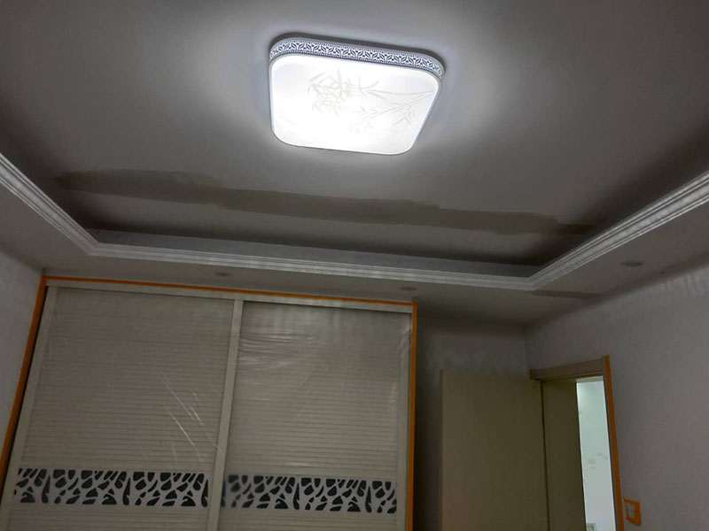 墻面局部修補：墻面修補，一定要做好基層的處理，如果您家是二次裝修墻面時，沒有將以前的老墻的墻皮鏟除干凈，或者是只鏟除了表層的膩子，那么修補墻面時，是會遺留下高低不平的部分墻皮的，此后，要是接著上刷界面劑或者膩子，那么很可能就會導(dǎo)致新刷的墻面出現(xiàn)開裂的情況。舊房要是在長期使用中受到了來自外界的沖擊或者震動，是有可能造成局部墻面基層與墻體脫離的。 在施工之前，需要先去判斷墻面的膩子層此時的質(zhì)量問題，然后選擇墻面掉色最嚴重的那一塊，用水濕透后，再用鏟子去用來鏟，如果沒有出現(xiàn)分化或者脫落現(xiàn)象，那么說明原先的膩子層質(zhì)量是比較好的，在去刷上新底漆和面漆就可以了。