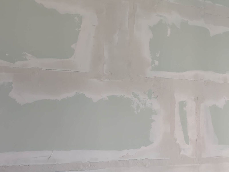 墻面局部修補：墻面修補，一定要做好基層的處理，如果您家是二次裝修墻面時，沒有將以前的老墻的墻皮鏟除干凈，或者是只鏟除了表層的膩子，那么修補墻面時，是會遺留下高低不平的部分墻皮的，此后，要是接著上刷界面劑或者膩子，那么很可能就會導(dǎo)致新刷的墻面出現(xiàn)開裂的情況。舊房要是在長期使用中受到了來自外界的沖擊或者震動，是有可能造成局部墻面基層與墻體脫離的。 在施工之前，需要先去判斷墻面的膩子層此時的質(zhì)量問題，然后選擇墻面掉色最嚴重的那一塊，用水濕透后，再用鏟子去用來鏟，如果沒有出現(xiàn)分化或者脫落現(xiàn)象，那么說明原先的膩子層質(zhì)量是比較好的，在去刷上新底漆和面漆就可以了。