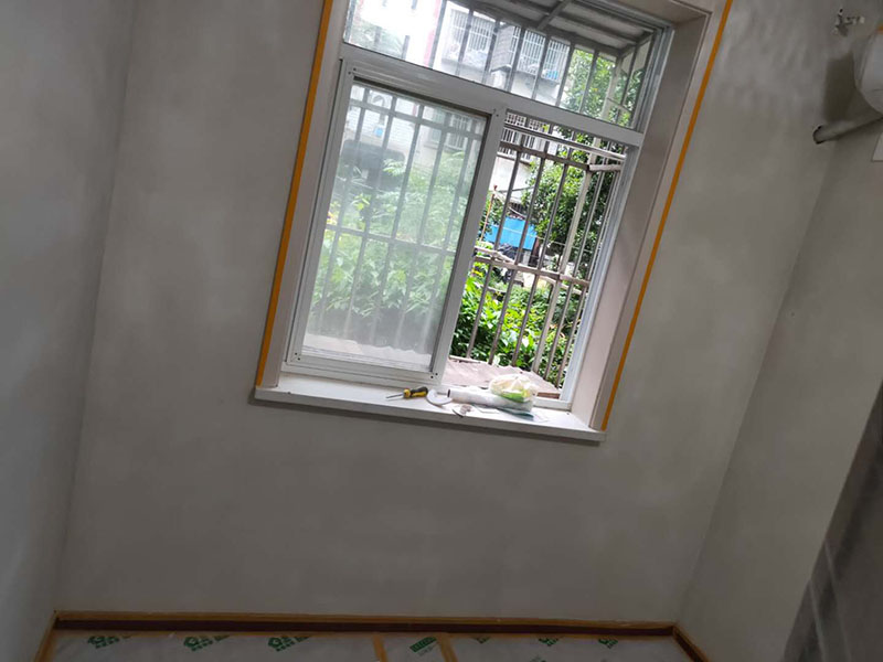 墻面局部修補：墻面修補，一定要做好基層的處理，如果您家是二次裝修墻面時，沒有將以前的老墻的墻皮鏟除干凈，或者是只鏟除了表層的膩子，那么修補墻面時，是會遺留下高低不平的部分墻皮的，此后，要是接著上刷界面劑或者膩子，那么很可能就會導(dǎo)致新刷的墻面出現(xiàn)開裂的情況。舊房要是在長期使用中受到了來自外界的沖擊或者震動，是有可能造成局部墻面基層與墻體脫離的。 在施工之前，需要先去判斷墻面的膩子層此時的質(zhì)量問題，然后選擇墻面掉色最嚴重的那一塊，用水濕透后，再用鏟子去用來鏟，如果沒有出現(xiàn)分化或者脫落現(xiàn)象，那么說明原先的膩子層質(zhì)量是比較好的，在去刷上新底漆和面漆就可以了。