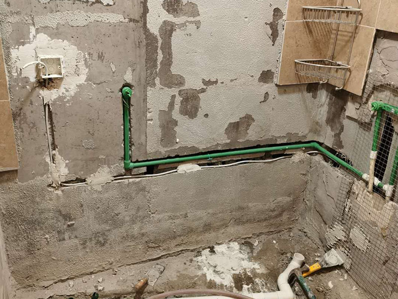 衛(wèi)生間改水管：一般衛(wèi)生間都有分冷熱水管，材質(zhì)多為PPR管，冷熱管之間的間距不能過(guò)近。 衛(wèi)生間水管都是從房頂過(guò)，這樣可以減少人為損壞的幾率。冷熱管的接口、出口處須平行。一般左邊為熱、右邊是冷水管。 管道的線路設(shè)計(jì)應(yīng)是避免彎曲，盡可能遠(yuǎn)離電路。最后，管卡的位置坡度等也應(yīng)符合需求，每個(gè)閥門要安裝平整，方便日后的使用和維護(hù)。 冷、熱水管均為入墻做法，開(kāi)槽時(shí)需檢查槽的深度，冷熱水管不能同槽。 安裝熱水器進(jìn)出水口時(shí)，進(jìn)水的閥門和進(jìn)氣的閥門一定要考慮并應(yīng)安裝在相應(yīng)的位置。 安裝熱水管時(shí)需注意區(qū)別熱水器的進(jìn)水口和出水口，進(jìn)水口接上總閥門，出水口接通向衛(wèi)生間管道。安裝好后先打開(kāi)閥門確定下無(wú)漏水等情況存在，最后在衛(wèi)生間安裝好水龍頭、花灑等即可。淋浴水管高度在1.8M--2.1M之間。