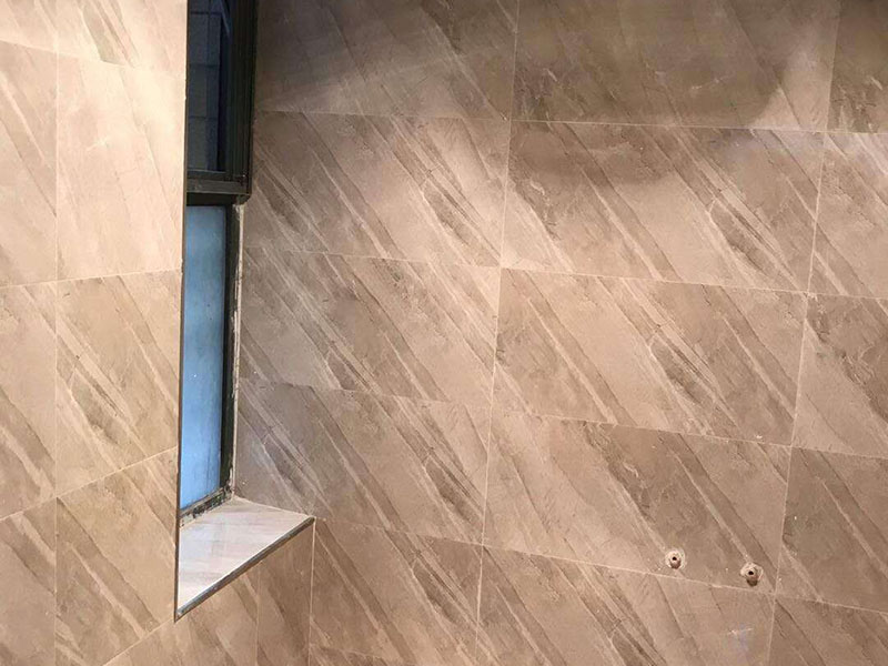 衛(wèi)生間貼磚：測(cè)量高度；按照?qǐng)D紙標(biāo)注的開(kāi)始鋪貼高度，用尺在墻壁上量出這個(gè)高度標(biāo)準(zhǔn)，畫(huà)出直線(xiàn)作好記號(hào)。 添抹泥漿；將和好的泥漿抹在瓷磚上，泥漿抹得要厚實(shí)、均勻，這樣瓷磚才不會(huì)空鼓。 做好支架；將做好的支架放在瓷磚下面，支架的作用是支撐起瓷磚，防止瓷磚掉下來(lái)。 鋪貼瓷磚；將瓷磚鋪貼在已經(jīng)確定好的位置，動(dòng)作要迅速敏捷，如果動(dòng)作太慢，泥漿會(huì)掉下來(lái)。 敲擊密實(shí)；用專(zhuān)用橡皮錘子輕輕敲擊瓷磚，讓瓷磚與墻壁接合緊密，保證瓷磚不會(huì)空鼓。 測(cè)量平直；用直尺靠在瓷磚上測(cè)量，看是否水平垂直，這個(gè)步驟很重要，如不平直就要返工。 干透嵌縫；等泥漿完全干透后，用三角刮刀將膩?zhàn)犹钸M(jìn)瓷磚縫隙，由于縫隙小嵌縫時(shí)要非常認(rèn)真。 清潔表面；用抹布將瓷磚上的殘余膩?zhàn)硬粮蓛?，抹布最好用濕的，如果膩?zhàn)痈闪艘矘O容易擦掉。