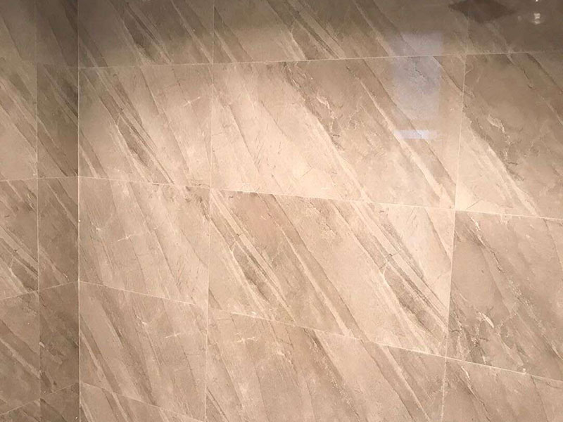 衛(wèi)生間貼磚：測(cè)量高度；按照?qǐng)D紙標(biāo)注的開(kāi)始鋪貼高度，用尺在墻壁上量出這個(gè)高度標(biāo)準(zhǔn)，畫(huà)出直線(xiàn)作好記號(hào)。 添抹泥漿；將和好的泥漿抹在瓷磚上，泥漿抹得要厚實(shí)、均勻，這樣瓷磚才不會(huì)空鼓。 做好支架；將做好的支架放在瓷磚下面，支架的作用是支撐起瓷磚，防止瓷磚掉下來(lái)。 鋪貼瓷磚；將瓷磚鋪貼在已經(jīng)確定好的位置，動(dòng)作要迅速敏捷，如果動(dòng)作太慢，泥漿會(huì)掉下來(lái)。 敲擊密實(shí)；用專(zhuān)用橡皮錘子輕輕敲擊瓷磚，讓瓷磚與墻壁接合緊密，保證瓷磚不會(huì)空鼓。 測(cè)量平直；用直尺靠在瓷磚上測(cè)量，看是否水平垂直，這個(gè)步驟很重要，如不平直就要返工。 干透嵌縫；等泥漿完全干透后，用三角刮刀將膩?zhàn)犹钸M(jìn)瓷磚縫隙，由于縫隙小嵌縫時(shí)要非常認(rèn)真。 清潔表面；用抹布將瓷磚上的殘余膩?zhàn)硬粮蓛?，抹布最好用濕的，如果膩?zhàn)痈闪艘矘O容易擦掉。