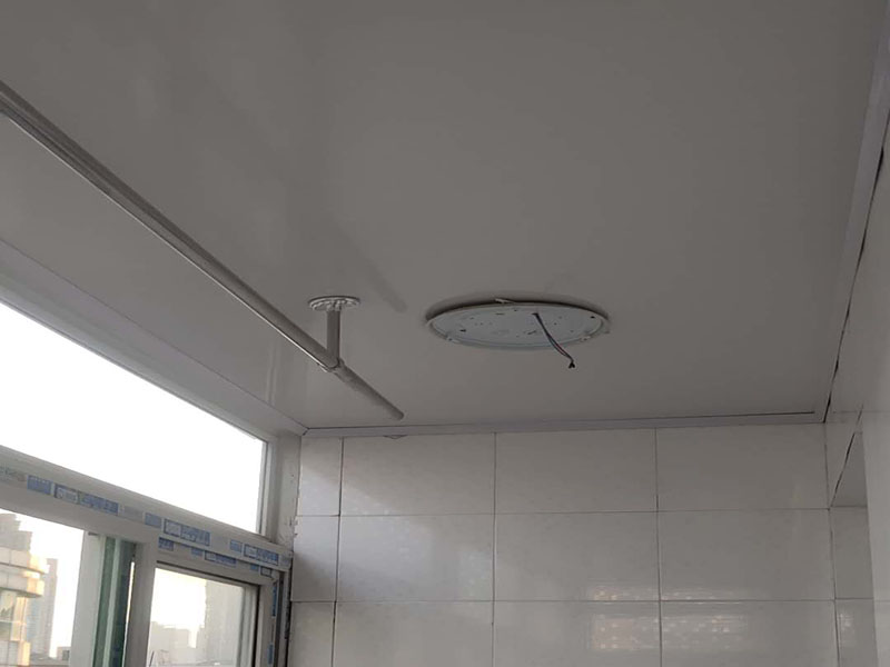 陽(yáng)臺(tái)吊頂安裝:陽(yáng)臺(tái)鋁扣板吊頂，首先要依據(jù)樓層標(biāo)高水平線(xiàn)，然后用尺豎向量至頂棚設(shè)計(jì)標(biāo)高，同時(shí)在頂板上彈在龍骨位置線(xiàn)，還要將頂棚的標(biāo)高水平線(xiàn)彈在墻面上。 在可使用木龍骨，也能夠使用輕鋼龍骨的情況下盡可能使用輕鋼龍骨。這是由于木材的漲縮比較大，容易致使結(jié)構(gòu)變形。 設(shè)計(jì)以及施工中注意伸縮縫。每一道接縫處都應(yīng)留有伸縮縫，并倒成四五度角，以避免應(yīng)力積累。 輕鋼龍骨或者木龍骨安裝平整，間距規(guī)范。 自攻釘要均勻散布，保證每一顆自攻釘經(jīng)受的力接近，否則易構(gòu)成邊鎖反映使結(jié)構(gòu)失去不亂性而發(fā)生變形裂痕。