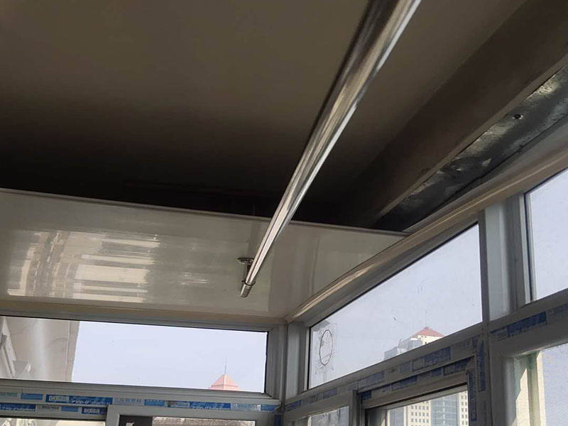 陽(yáng)臺(tái)吊頂安裝:陽(yáng)臺(tái)鋁扣板吊頂，首先要依據(jù)樓層標(biāo)高水平線(xiàn)，然后用尺豎向量至頂棚設(shè)計(jì)標(biāo)高，同時(shí)在頂板上彈在龍骨位置線(xiàn)，還要將頂棚的標(biāo)高水平線(xiàn)彈在墻面上。 在可使用木龍骨，也能夠使用輕鋼龍骨的情況下盡可能使用輕鋼龍骨。這是由于木材的漲縮比較大，容易致使結(jié)構(gòu)變形。 設(shè)計(jì)以及施工中注意伸縮縫。每一道接縫處都應(yīng)留有伸縮縫，并倒成四五度角，以避免應(yīng)力積累。 輕鋼龍骨或者木龍骨安裝平整，間距規(guī)范。 自攻釘要均勻散布，保證每一顆自攻釘經(jīng)受的力接近，否則易構(gòu)成邊鎖反映使結(jié)構(gòu)失去不亂性而發(fā)生變形裂痕。