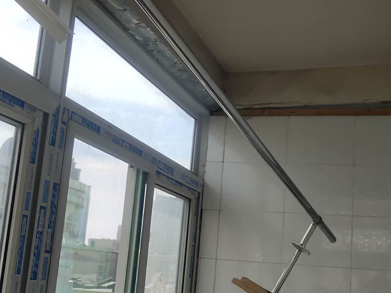 陽(yáng)臺(tái)吊頂安裝:陽(yáng)臺(tái)鋁扣板吊頂，首先要依據(jù)樓層標(biāo)高水平線(xiàn)，然后用尺豎向量至頂棚設(shè)計(jì)標(biāo)高，同時(shí)在頂板上彈在龍骨位置線(xiàn)，還要將頂棚的標(biāo)高水平線(xiàn)彈在墻面上。 在可使用木龍骨，也能夠使用輕鋼龍骨的情況下盡可能使用輕鋼龍骨。這是由于木材的漲縮比較大，容易致使結(jié)構(gòu)變形。 設(shè)計(jì)以及施工中注意伸縮縫。每一道接縫處都應(yīng)留有伸縮縫，并倒成四五度角，以避免應(yīng)力積累。 輕鋼龍骨或者木龍骨安裝平整，間距規(guī)范。 自攻釘要均勻散布，保證每一顆自攻釘經(jīng)受的力接近，否則易構(gòu)成邊鎖反映使結(jié)構(gòu)失去不亂性而發(fā)生變形裂痕。