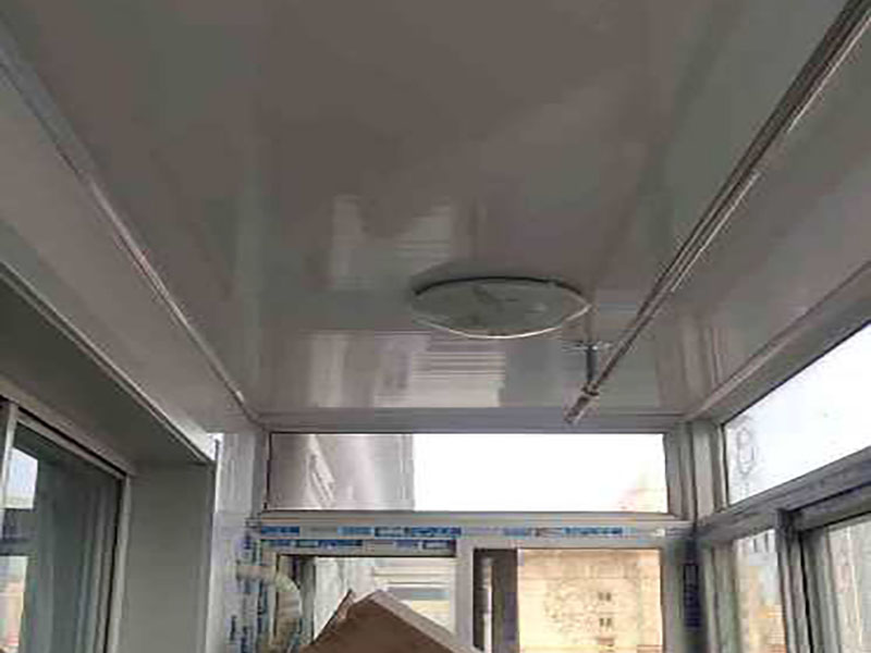 陽(yáng)臺(tái)吊頂安裝:陽(yáng)臺(tái)鋁扣板吊頂，首先要依據(jù)樓層標(biāo)高水平線(xiàn)，然后用尺豎向量至頂棚設(shè)計(jì)標(biāo)高，同時(shí)在頂板上彈在龍骨位置線(xiàn)，還要將頂棚的標(biāo)高水平線(xiàn)彈在墻面上。 在可使用木龍骨，也能夠使用輕鋼龍骨的情況下盡可能使用輕鋼龍骨。這是由于木材的漲縮比較大，容易致使結(jié)構(gòu)變形。 設(shè)計(jì)以及施工中注意伸縮縫。每一道接縫處都應(yīng)留有伸縮縫，并倒成四五度角，以避免應(yīng)力積累。 輕鋼龍骨或者木龍骨安裝平整，間距規(guī)范。 自攻釘要均勻散布，保證每一顆自攻釘經(jīng)受的力接近，否則易構(gòu)成邊鎖反映使結(jié)構(gòu)失去不亂性而發(fā)生變形裂痕。