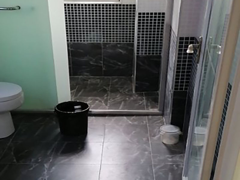 浴室防水貼磚裝修：一是墻磚應(yīng)從下向上鋪貼,且一面墻不能一次貼到頂,接縫一般為1~3毫米; 二是鋪貼前要先處理墻面的平整,處理裂縫; 三是粘結(jié)材料的涂抹要中間稍高于四周,用橡膠錘敲擊表面以固定,這樣一來可以避免空氣積存于粘結(jié)層中。同時(shí)要進(jìn)行水平檢測(cè); 四是粘結(jié)材料要挑和適當(dāng),一般墻面水泥與沙比例為1:4,地面水泥與沙比例為1:32. 地面要打平。有一些土建地面是不平的,遇到這種情況大家應(yīng)該把不平的地方用水泥沙漿鋪平。鋪設(shè)時(shí)可以用不同的色彩的瓷磚(較深色的)把周圍框起來,而框內(nèi)的瓷磚用較淺色的。當(dāng)然,廚房跟廁所的地面一定要有傾斜度,這樣是為了方便排水