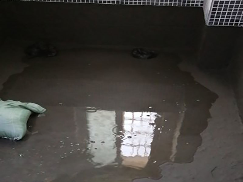 浴室防水貼磚裝修：一是墻磚應(yīng)從下向上鋪貼,且一面墻不能一次貼到頂,接縫一般為1~3毫米; 二是鋪貼前要先處理墻面的平整,處理裂縫; 三是粘結(jié)材料的涂抹要中間稍高于四周,用橡膠錘敲擊表面以固定,這樣一來可以避免空氣積存于粘結(jié)層中。同時(shí)要進(jìn)行水平檢測(cè); 四是粘結(jié)材料要挑和適當(dāng),一般墻面水泥與沙比例為1:4,地面水泥與沙比例為1:32. 地面要打平。有一些土建地面是不平的,遇到這種情況大家應(yīng)該把不平的地方用水泥沙漿鋪平。鋪設(shè)時(shí)可以用不同的色彩的瓷磚(較深色的)把周圍框起來,而框內(nèi)的瓷磚用較淺色的。當(dāng)然,廚房跟廁所的地面一定要有傾斜度,這樣是為了方便排水