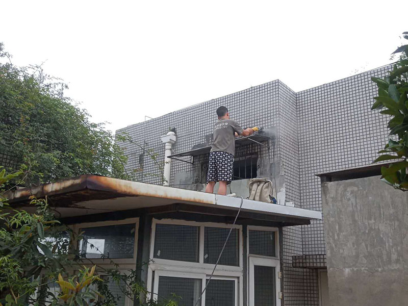 窗戶外墻防水切割：1、外墻防水不建議用防水涂料，防水涂料施工后需要做一層保護(hù)層；2、防水需要在水泥基面施工，如果貼了瓷磚，還需要把瓷磚鏟除再施工；3、外墻防水最好使用砂漿防水劑，做好后可以與原有的水泥基面形成一個整體，且不會被雨水中的酸、堿等物質(zhì)破壞。