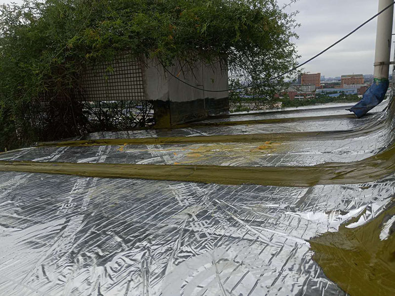 露臺(tái)頂面防水:將原防水層鏟除之后，再找平，將原來(lái)下部保溫層里存的水進(jìn)行排干，設(shè)一些排氣孔做排氣措施，將保溫層里的水分排干。 把基面處理成堅(jiān)固、平整、干凈，無(wú)灰塵、油膩、蠟等以及其它碎屑物質(zhì)；基面有孔隙、裂縫、不平等缺陷的，須預(yù)先用水泥砂漿修補(bǔ)抹平，確保基面充分濕潤(rùn)，但無(wú)明水，有泛水坡度。 防水材料建議選擇柔嫩型的聚合物水泥基防水涂/漿料，這類(lèi)產(chǎn)品是水性涂料、無(wú)毒無(wú)害無(wú)污染、和水泥基材粘接緊密、使用壽命長(zhǎng)、防水效果強(qiáng)。 做好坡度3&deg;的排水坡；柔韌型的防水涂料前后兩次呈&ldquo;十&rdquo;字涂刷兩遍，總厚度不超過(guò)2㎜。