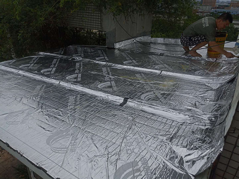 露臺(tái)頂面防水:將原防水層鏟除之后，再找平，將原來(lái)下部保溫層里存的水進(jìn)行排干，設(shè)一些排氣孔做排氣措施，將保溫層里的水分排干。 把基面處理成堅(jiān)固、平整、干凈，無(wú)灰塵、油膩、蠟等以及其它碎屑物質(zhì)；基面有孔隙、裂縫、不平等缺陷的，須預(yù)先用水泥砂漿修補(bǔ)抹平，確保基面充分濕潤(rùn)，但無(wú)明水，有泛水坡度。 防水材料建議選擇柔嫩型的聚合物水泥基防水涂/漿料，這類(lèi)產(chǎn)品是水性涂料、無(wú)毒無(wú)害無(wú)污染、和水泥基材粘接緊密、使用壽命長(zhǎng)、防水效果強(qiáng)。 做好坡度3&deg;的排水坡；柔韌型的防水涂料前后兩次呈&ldquo;十&rdquo;字涂刷兩遍，總厚度不超過(guò)2㎜。