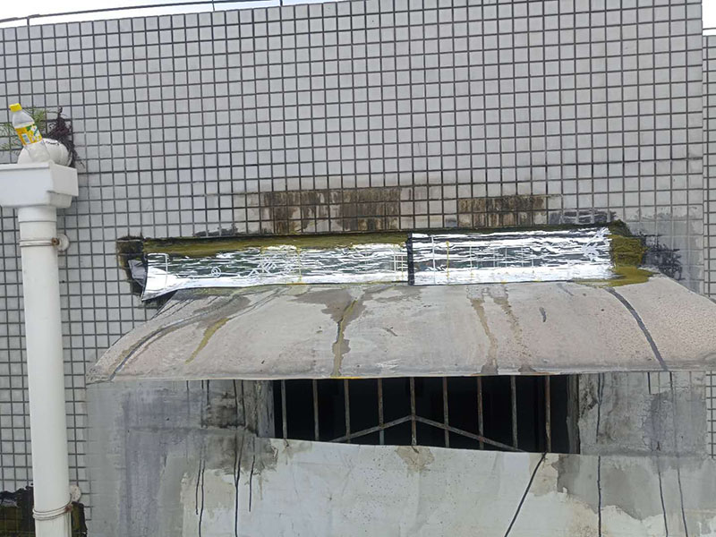 露臺(tái)頂面防水:將原防水層鏟除之后，再找平，將原來(lái)下部保溫層里存的水進(jìn)行排干，設(shè)一些排氣孔做排氣措施，將保溫層里的水分排干。 把基面處理成堅(jiān)固、平整、干凈，無(wú)灰塵、油膩、蠟等以及其它碎屑物質(zhì)；基面有孔隙、裂縫、不平等缺陷的，須預(yù)先用水泥砂漿修補(bǔ)抹平，確?；娉浞譂駶?rùn)，但無(wú)明水，有泛水坡度。 防水材料建議選擇柔嫩型的聚合物水泥基防水涂/漿料，這類(lèi)產(chǎn)品是水性涂料、無(wú)毒無(wú)害無(wú)污染、和水泥基材粘接緊密、使用壽命長(zhǎng)、防水效果強(qiáng)。 做好坡度3&deg;的排水坡；柔韌型的防水涂料前后兩次呈&ldquo;十&rdquo;字涂刷兩遍，總厚度不超過(guò)2㎜。