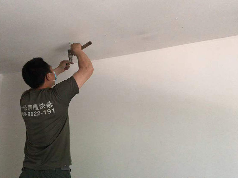 電路燈具安裝：不同類別的燈具，不同場所的其安裝方法可以有著萬千差別的。但總結(jié)起來大的安裝燈具的流程可以歸納為：1，首先對(duì)需要安裝燈具的場所作照明需求設(shè)計(jì)-包括照度需求的設(shè)計(jì)，燈具類別的選用確定，照明電路規(guī)劃設(shè)計(jì)等； 2.做好設(shè)計(jì)后便是照明電路鋪設(shè)（包括布燈點(diǎn)位及其開關(guān)控制位置和方式的確定）這個(gè)過程可能需要與其它工程工序相配合進(jìn)行的，而且必須注意的是暫時(shí)不要讓線路接通電源，慎防意外 3.接下來就是開關(guān)制合的安裝，燈具的固定安裝后，一一反復(fù)檢查電路燈具安裝的正確，確保正確后再一個(gè)一個(gè)地試通電驗(yàn)證調(diào)試，確保與設(shè)計(jì)要求相符合