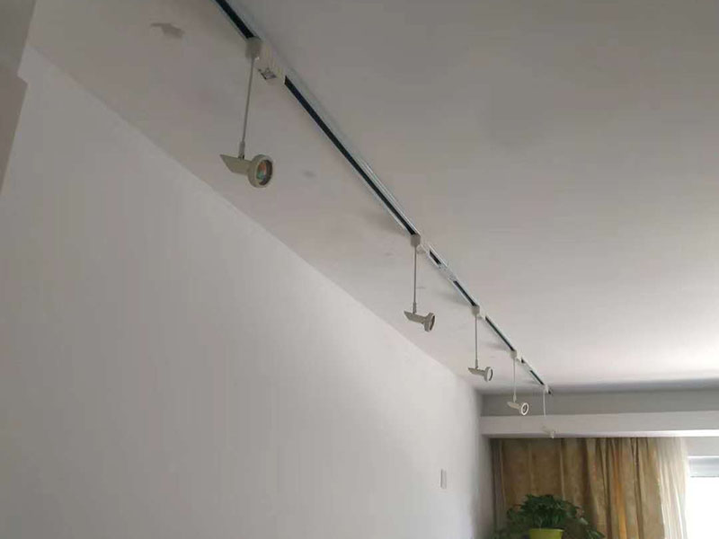 電路燈具安裝：不同類別的燈具，不同場所的其安裝方法可以有著萬千差別的。但總結(jié)起來大的安裝燈具的流程可以歸納為：1，首先對(duì)需要安裝燈具的場所作照明需求設(shè)計(jì)-包括照度需求的設(shè)計(jì)，燈具類別的選用確定，照明電路規(guī)劃設(shè)計(jì)等； 2.做好設(shè)計(jì)后便是照明電路鋪設(shè)（包括布燈點(diǎn)位及其開關(guān)控制位置和方式的確定）這個(gè)過程可能需要與其它工程工序相配合進(jìn)行的，而且必須注意的是暫時(shí)不要讓線路接通電源，慎防意外 3.接下來就是開關(guān)制合的安裝，燈具的固定安裝后，一一反復(fù)檢查電路燈具安裝的正確，確保正確后再一個(gè)一個(gè)地試通電驗(yàn)證調(diào)試，確保與設(shè)計(jì)要求相符合