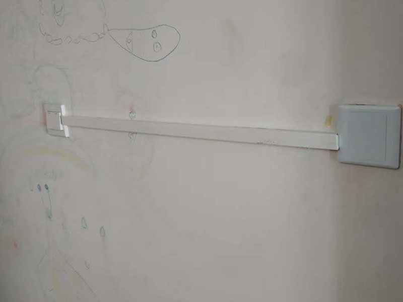 電路燈具安裝：不同類別的燈具，不同場所的其安裝方法可以有著萬千差別的。但總結(jié)起來大的安裝燈具的流程可以歸納為：1，首先對(duì)需要安裝燈具的場所作照明需求設(shè)計(jì)-包括照度需求的設(shè)計(jì)，燈具類別的選用確定，照明電路規(guī)劃設(shè)計(jì)等； 2.做好設(shè)計(jì)后便是照明電路鋪設(shè)（包括布燈點(diǎn)位及其開關(guān)控制位置和方式的確定）這個(gè)過程可能需要與其它工程工序相配合進(jìn)行的，而且必須注意的是暫時(shí)不要讓線路接通電源，慎防意外 3.接下來就是開關(guān)制合的安裝，燈具的固定安裝后，一一反復(fù)檢查電路燈具安裝的正確，確保正確后再一個(gè)一個(gè)地試通電驗(yàn)證調(diào)試，確保與設(shè)計(jì)要求相符合