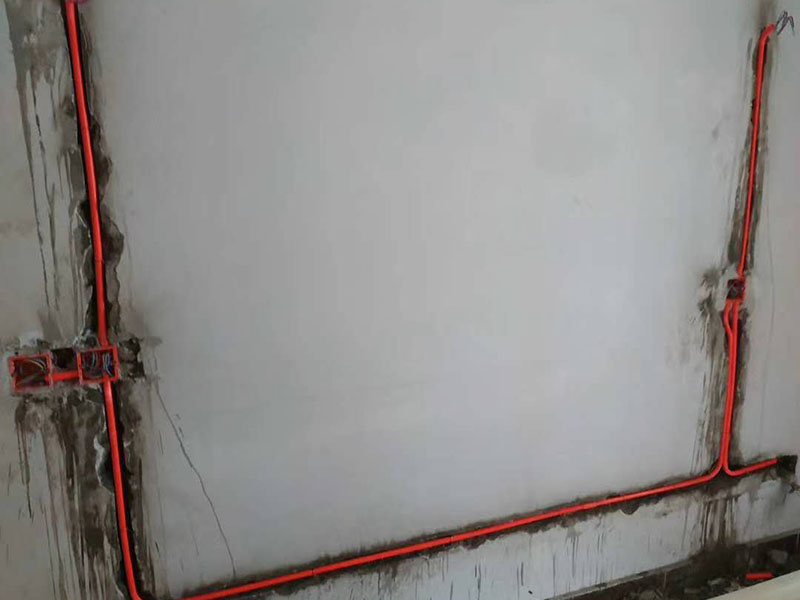 馬桶側水管安裝:先將之前的舊水管拆掉，先取下兩邊的固定物，在用鉗子將鐵絲擰好，接下來就是把管子取下來，舊水管長時間使用了，一般都會出現(xiàn)老化的現(xiàn)象，這時候沒有彈性直接掰掉就可以了。 在通便管道的那頭接口，原本的膠皮還黏在上邊，這個時候就需要將這個原本的膠給敲掉。不然新管是不能套進去的?？梢杂梅彩苛謥碜屔厦娴匿P跡化解掉。在套新管的還是比較難的，可以利用到剛剛的舊衣服來擦手，然后在慢慢套管的時候非常困難。廢舊衣物此時可以用來擦手。套管的時候需要先用鐵圈對膠皮管口進行固定，不然對接上之后，就帶不上了。 到用舊衣服鋪在馬桶上，是因為我們在安裝馬桶排水管的時候，需要接觸到馬桶，所以需要找些衣服來墊著，這樣就不會被馬桶擱的疼。如果是已經(jīng)將馬桶排水管安裝好，那就可以來試試沖水看看，如果是下水很順暢那就是安裝成功