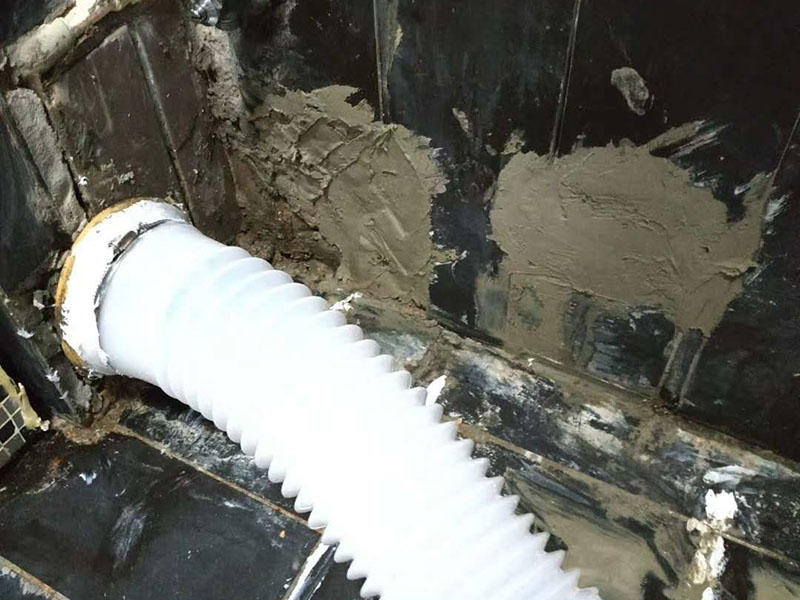 馬桶側水管安裝:先將之前的舊水管拆掉，先取下兩邊的固定物，在用鉗子將鐵絲擰好，接下來就是把管子取下來，舊水管長時間使用了，一般都會出現(xiàn)老化的現(xiàn)象，這時候沒有彈性直接掰掉就可以了。 在通便管道的那頭接口，原本的膠皮還黏在上邊，這個時候就需要將這個原本的膠給敲掉。不然新管是不能套進去的?？梢杂梅彩苛謥碜屔厦娴匿P跡化解掉。在套新管的還是比較難的，可以利用到剛剛的舊衣服來擦手，然后在慢慢套管的時候非常困難。廢舊衣物此時可以用來擦手。套管的時候需要先用鐵圈對膠皮管口進行固定，不然對接上之后，就帶不上了。 到用舊衣服鋪在馬桶上，是因為我們在安裝馬桶排水管的時候，需要接觸到馬桶，所以需要找些衣服來墊著，這樣就不會被馬桶擱的疼。如果是已經(jīng)將馬桶排水管安裝好，那就可以來試試沖水看看，如果是下水很順暢那就是安裝成功