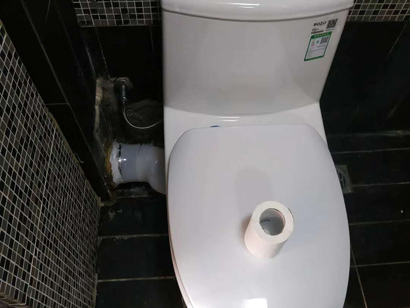 馬桶側水管安裝:先將之前的舊水管拆掉，先取下兩邊的固定物，在用鉗子將鐵絲擰好，接下來就是把管子取下來，舊水管長時間使用了，一般都會出現(xiàn)老化的現(xiàn)象，這時候沒有彈性直接掰掉就可以了。 在通便管道的那頭接口，原本的膠皮還黏在上邊，這個時候就需要將這個原本的膠給敲掉。不然新管是不能套進去的?？梢杂梅彩苛謥碜屔厦娴匿P跡化解掉。在套新管的還是比較難的，可以利用到剛剛的舊衣服來擦手，然后在慢慢套管的時候非常困難。廢舊衣物此時可以用來擦手。套管的時候需要先用鐵圈對膠皮管口進行固定，不然對接上之后，就帶不上了。 到用舊衣服鋪在馬桶上，是因為我們在安裝馬桶排水管的時候，需要接觸到馬桶，所以需要找些衣服來墊著，這樣就不會被馬桶擱的疼。如果是已經(jīng)將馬桶排水管安裝好，那就可以來試試沖水看看，如果是下水很順暢那就是安裝成功