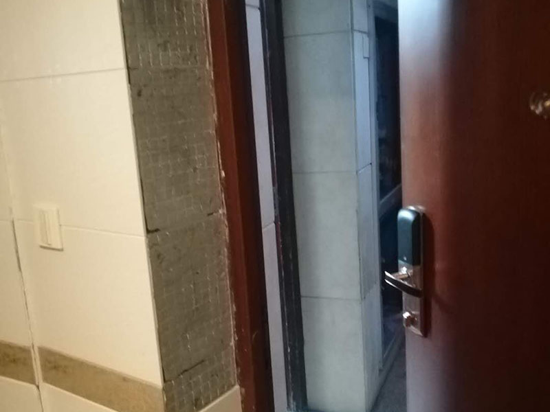 墻面瓷磚脫落：瓷磚破了很多的小洞,建議您直接用水泥粘上一些互補(bǔ)或同色的馬賽克瓷磚做點(diǎn)綴!我給您說說地磚如何清潔和保養(yǎng)吧。1、瓷磚日常清洗可選用洗潔精、肥皂等進(jìn)行清洗;2、用肥皂加少許氨水與松節(jié)油的混合液,清洗瓷磚可使瓷磚更有光潔;3、生活中,如有茶水或其它日常生活用品附著在瓷磚上面應(yīng)及時(shí)擦洗干凈,必要時(shí)應(yīng)用相應(yīng)清潔用品清洗。4、拋光磚應(yīng)定期對其打蠟處理,時(shí)間處理為2―3個(gè)月為宜;磚面如出現(xiàn)劃痕,可在劃痕處涂抹牙膏。用干布擦拭可修復(fù)。磚與磚縫隙處可不定期用去污膏去污垢,再在縫隙刷一層防水劑可防霉菌生長。5、另外房間內(nèi)可以買些吸塵的植物回來擺放,這樣可以減少室內(nèi)的灰塵污染。6、的給室內(nèi)各個(gè)部分的裝飾、柜子、墻面、天花吊頂、裝飾品等進(jìn)行清潔,濕抹布抹就可以了。7、養(yǎng)成良好的生活習(xí)慣會(huì)減少室內(nèi)灰塵的污染。