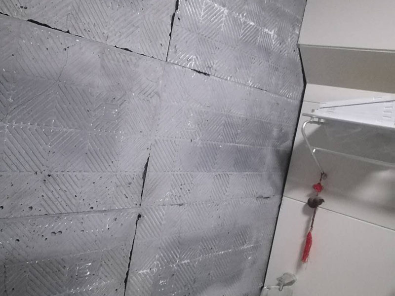 墻面瓷磚脫落：瓷磚破了很多的小洞,建議您直接用水泥粘上一些互補(bǔ)或同色的馬賽克瓷磚做點(diǎn)綴!我給您說說地磚如何清潔和保養(yǎng)吧。1、瓷磚日常清洗可選用洗潔精、肥皂等進(jìn)行清洗;2、用肥皂加少許氨水與松節(jié)油的混合液,清洗瓷磚可使瓷磚更有光潔;3、生活中,如有茶水或其它日常生活用品附著在瓷磚上面應(yīng)及時(shí)擦洗干凈,必要時(shí)應(yīng)用相應(yīng)清潔用品清洗。4、拋光磚應(yīng)定期對其打蠟處理,時(shí)間處理為2―3個(gè)月為宜;磚面如出現(xiàn)劃痕,可在劃痕處涂抹牙膏。用干布擦拭可修復(fù)。磚與磚縫隙處可不定期用去污膏去污垢,再在縫隙刷一層防水劑可防霉菌生長。5、另外房間內(nèi)可以買些吸塵的植物回來擺放,這樣可以減少室內(nèi)的灰塵污染。6、的給室內(nèi)各個(gè)部分的裝飾、柜子、墻面、天花吊頂、裝飾品等進(jìn)行清潔,濕抹布抹就可以了。7、養(yǎng)成良好的生活習(xí)慣會(huì)減少室內(nèi)灰塵的污染。