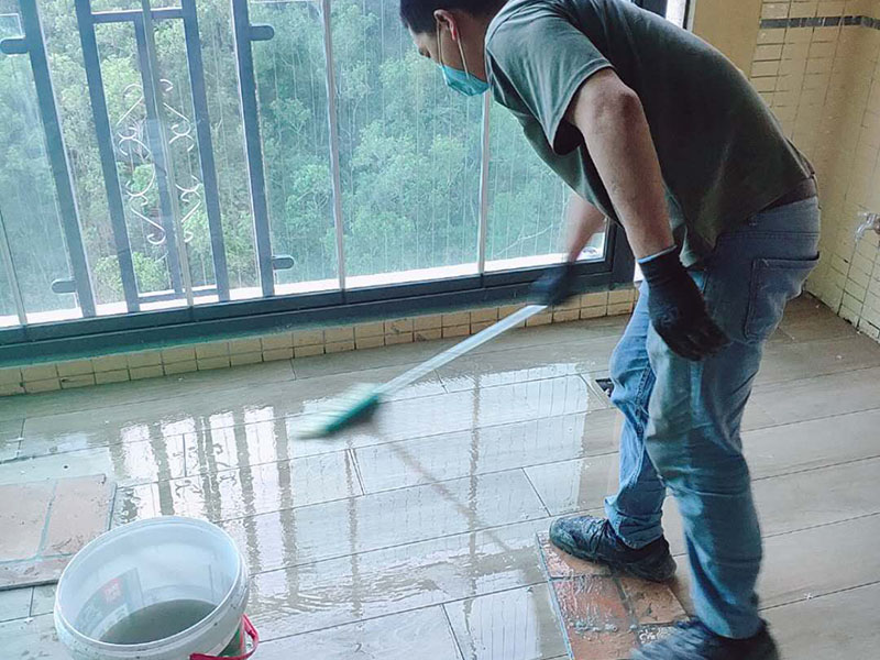 陽臺完工打掃：在準(zhǔn)備鋪陳時瓷磚是不能去浸水，可以用鋼絲球去刷掉瓷磚背后的松散物質(zhì)，也可以用濕布抹去瓷磚背面的灰塵。然后按照生產(chǎn)商建議的比例將水或乳液放到攪拌桶中攪拌直至粘結(jié)劑均勻無結(jié)塊。初始攪拌后的粘結(jié)劑應(yīng)靜置在攪拌桶中，直到生產(chǎn)商推薦的熟化時間過后攪拌一下再使用。 需要在粘結(jié)劑量置晾時間內(nèi)，將準(zhǔn)備好的瓷磚鋪壓到位，垂直于梳理方向輕微搓動以排出磚下的空氣。鋪貼到位后用橡皮錘輕擊，用尺寸合適的十字定位架來調(diào)整表面平整度及接縫的平直。 鋪設(shè)好的磚面應(yīng)該及時清理干凈，特別是去除殘留其上的粘結(jié)劑。合格的粘結(jié)劑干硬后即使在陶瓷磚面上也不易被清除掉。清理好的瓷磚面應(yīng)該立即擺放標(biāo)識進(jìn)行隔離，避免污染或擾動，直到下一個填縫工序。