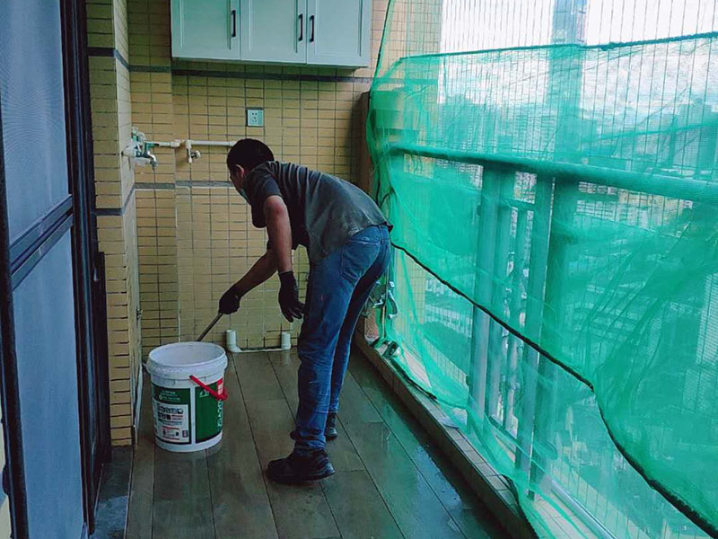 陽臺完工打掃：在準(zhǔn)備鋪陳時瓷磚是不能去浸水，可以用鋼絲球去刷掉瓷磚背后的松散物質(zhì)，也可以用濕布抹去瓷磚背面的灰塵。然后按照生產(chǎn)商建議的比例將水或乳液放到攪拌桶中攪拌直至粘結(jié)劑均勻無結(jié)塊。初始攪拌后的粘結(jié)劑應(yīng)靜置在攪拌桶中，直到生產(chǎn)商推薦的熟化時間過后攪拌一下再使用。 需要在粘結(jié)劑量置晾時間內(nèi)，將準(zhǔn)備好的瓷磚鋪壓到位，垂直于梳理方向輕微搓動以排出磚下的空氣。鋪貼到位后用橡皮錘輕擊，用尺寸合適的十字定位架來調(diào)整表面平整度及接縫的平直。 鋪設(shè)好的磚面應(yīng)該及時清理干凈，特別是去除殘留其上的粘結(jié)劑。合格的粘結(jié)劑干硬后即使在陶瓷磚面上也不易被清除掉。清理好的瓷磚面應(yīng)該立即擺放標(biāo)識進(jìn)行隔離，避免污染或擾動，直到下一個填縫工序。