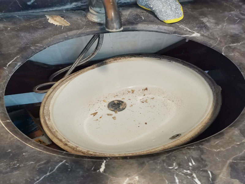 浴室盆安裝維修:1.首先檢查墻體是否實(shí)芯,不能裝在空心墻體上,因?yàn)榭招膲Σ粔?用不了就會(huì)爛掉。 2.按選定的孔位,用沖擊鉆在墻面上打孔,將掛墻配件中的膨脹管裝入孔中,再用自攻螺釘將主柜與... 3.主柜安裝完畢后,再把臺(tái)盆放入,調(diào)節(jié)放平。 4.側(cè)柜、置物架安裝方法同主柜。 5.化妝鏡安裝:按化妝鏡背孔安裝規(guī)格在墻面打孔,裝入膨脹管,然后把螺釘擰入膨脹管到適合深度,掛上浴鏡。