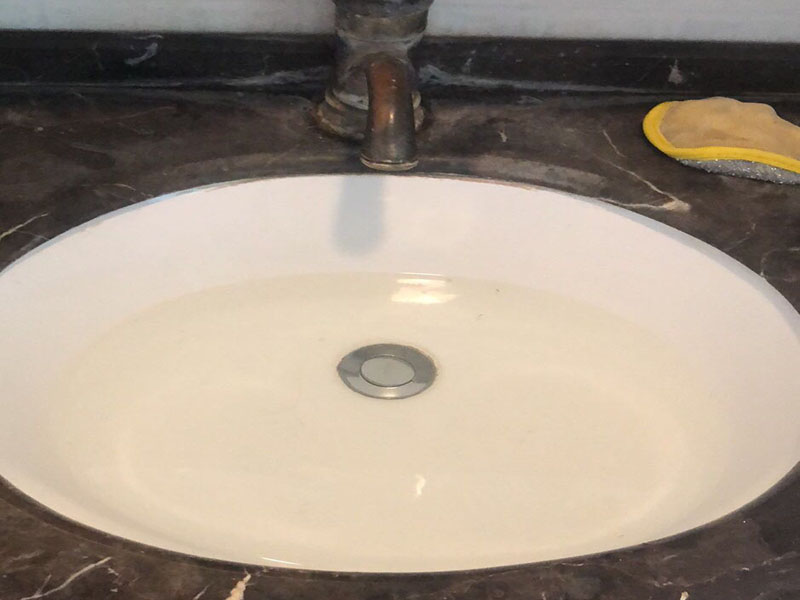 浴室盆安裝維修:1.首先檢查墻體是否實(shí)芯,不能裝在空心墻體上,因?yàn)榭招膲Σ粔?用不了就會(huì)爛掉。 2.按選定的孔位,用沖擊鉆在墻面上打孔,將掛墻配件中的膨脹管裝入孔中,再用自攻螺釘將主柜與... 3.主柜安裝完畢后,再把臺(tái)盆放入,調(diào)節(jié)放平。 4.側(cè)柜、置物架安裝方法同主柜。 5.化妝鏡安裝:按化妝鏡背孔安裝規(guī)格在墻面打孔,裝入膨脹管,然后把螺釘擰入膨脹管到適合深度,掛上浴鏡。