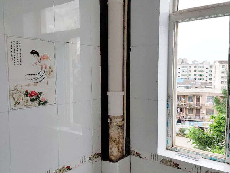 主水管更換：檢查進水管的螺絲，看是否生銹。 如果生銹可用扳手輕輕敲去銹。 螺絲一般是六角螺絲，好用方便。 同時擰下龍頭這邊的螺絲。 如果鐵銹太嚴重可用鉗子夾住一段，避免龍頭或者水管被擰壞。